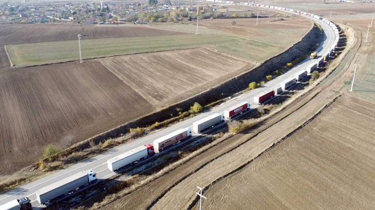 Sınır kapılarında sistem değişti: 25 kilometre TIR kuyruğu oluştu