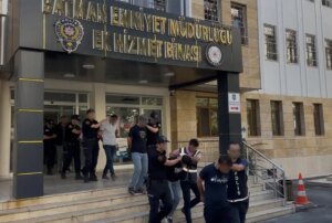 batmanda silahli kavga 1 polisle birlikte 8 yarali 4 kisi tutuklandi 6Lx9sX6N.jpg