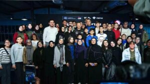 turkiyenin ilk astronotu alper gezeravci ogrencilerle uzay deneyimlerini paylasti Td1GQdE5.jpg
